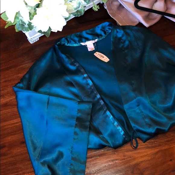 VS Robe - Picture 2 of 3